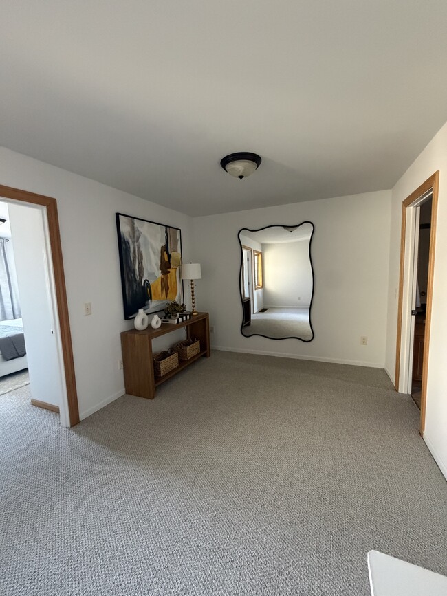 Building Photo - 574 Killarney St