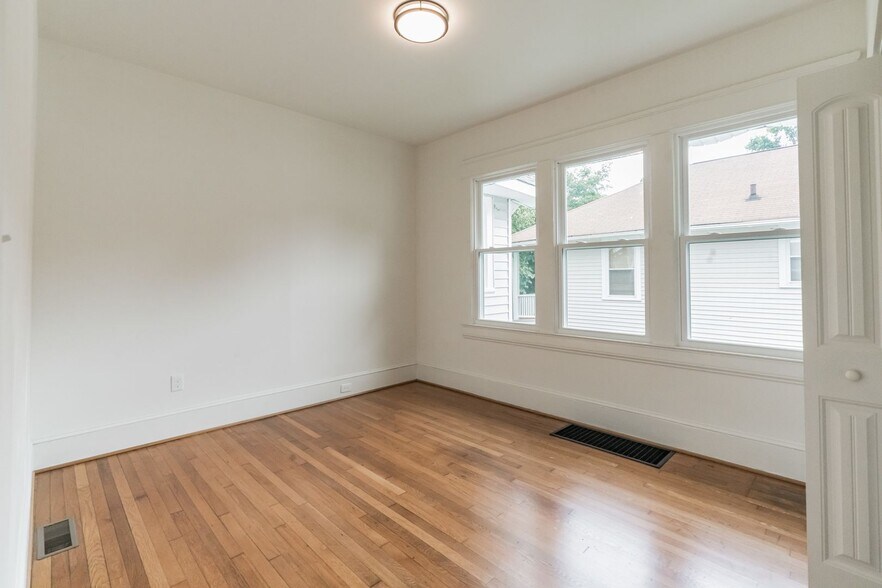 Building Photo - 512 Granville Dr SW