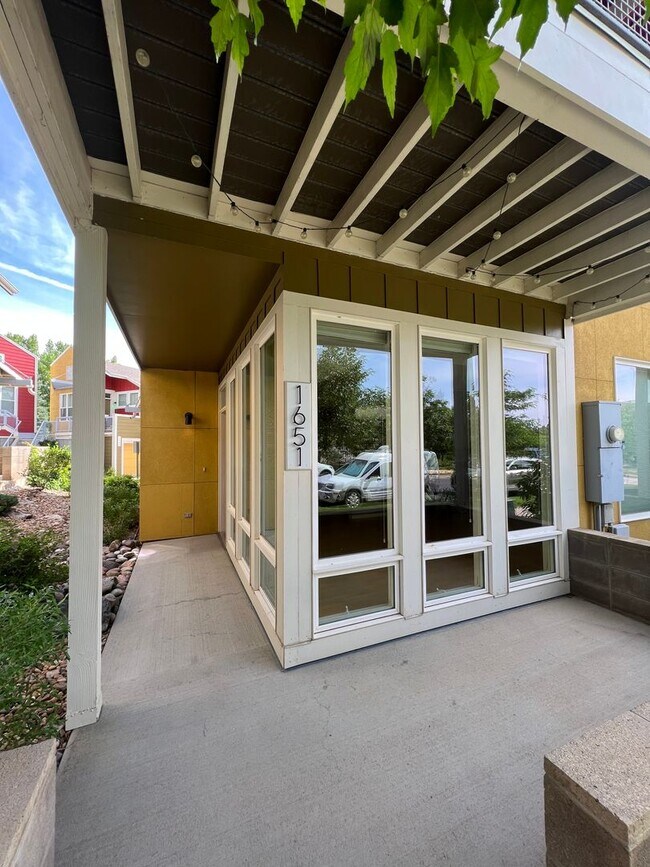 Building Photo - Light filled 3 bed, 3 bath townhome in North Boulder Holiday Neighborhood