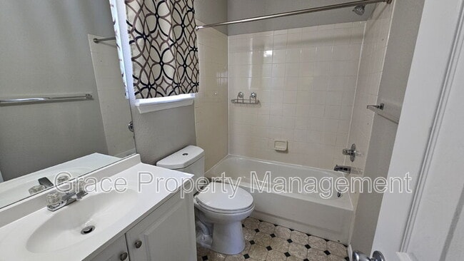 Building Photo - 325 W 116th Ave