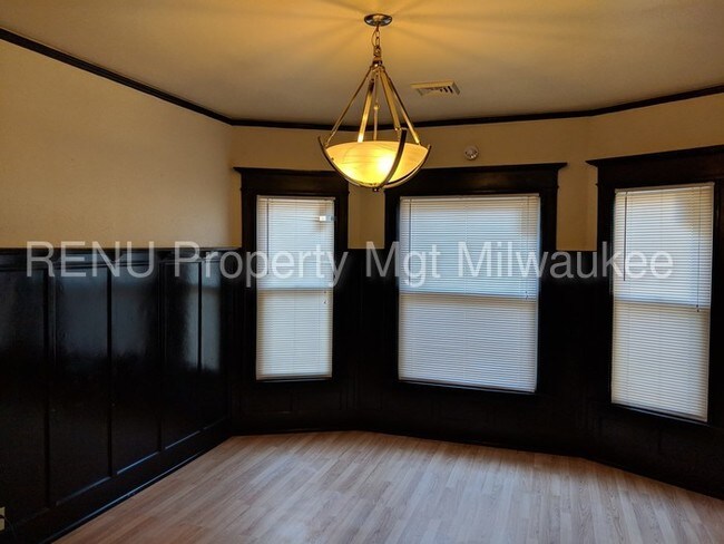 Building Photo - Beautiful Upper Duplex