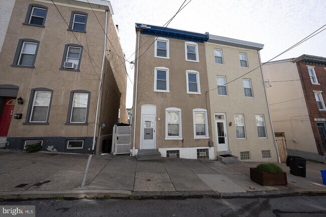 Building Photo - 217 Dupont St