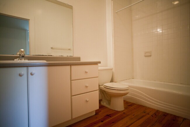 Building Photo - Great house with hardwood floors! Walk to ...