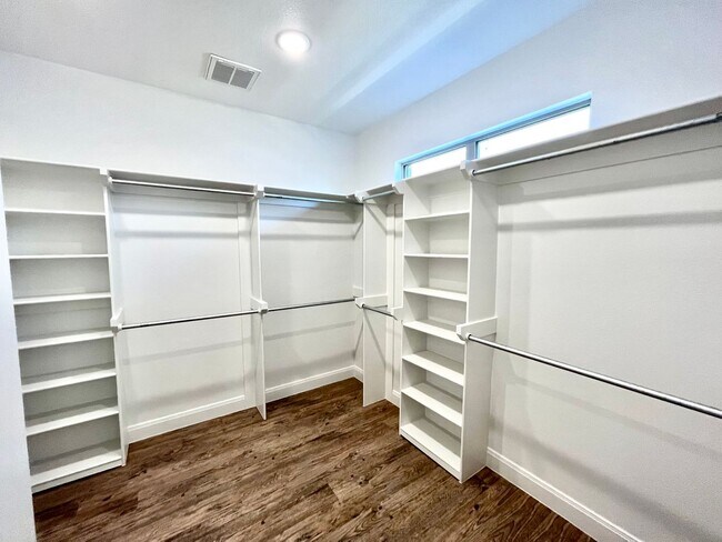 Building Photo - 4 Bed/2 Bath Home