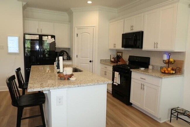 Building Photo - Golf Course and Pond Views