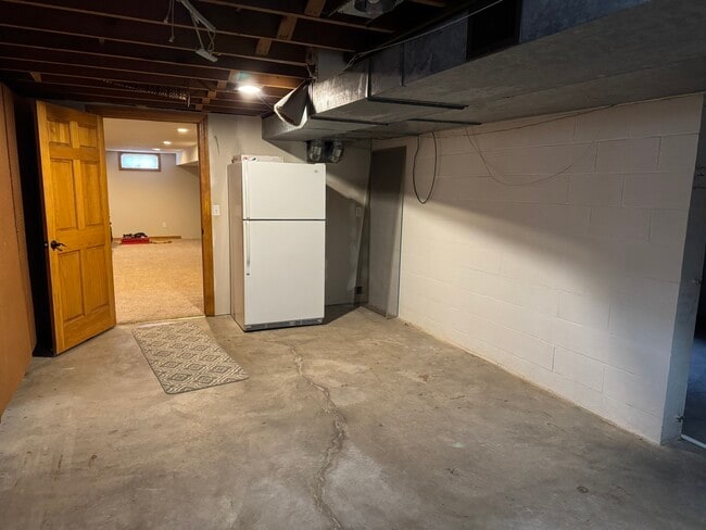 Building Photo - 233 Manor Dr