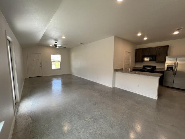 Building Photo - 113 Wind Ridge Dr