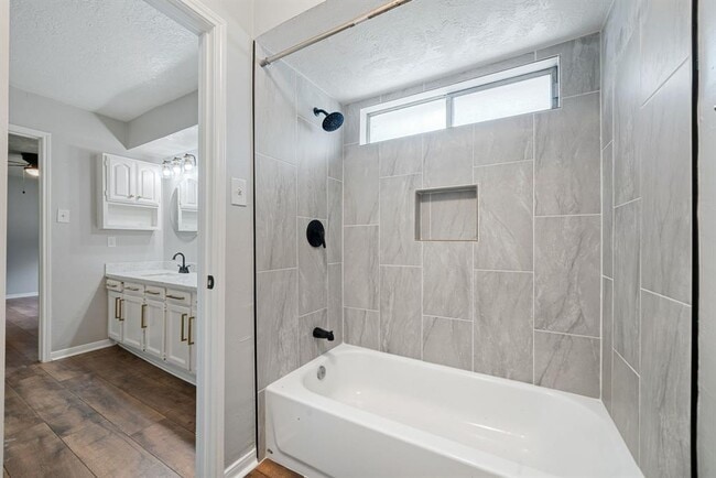 Building Photo - 801 Thornwood Dr