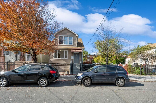 Building Photo - 611 St Lawrence Ave