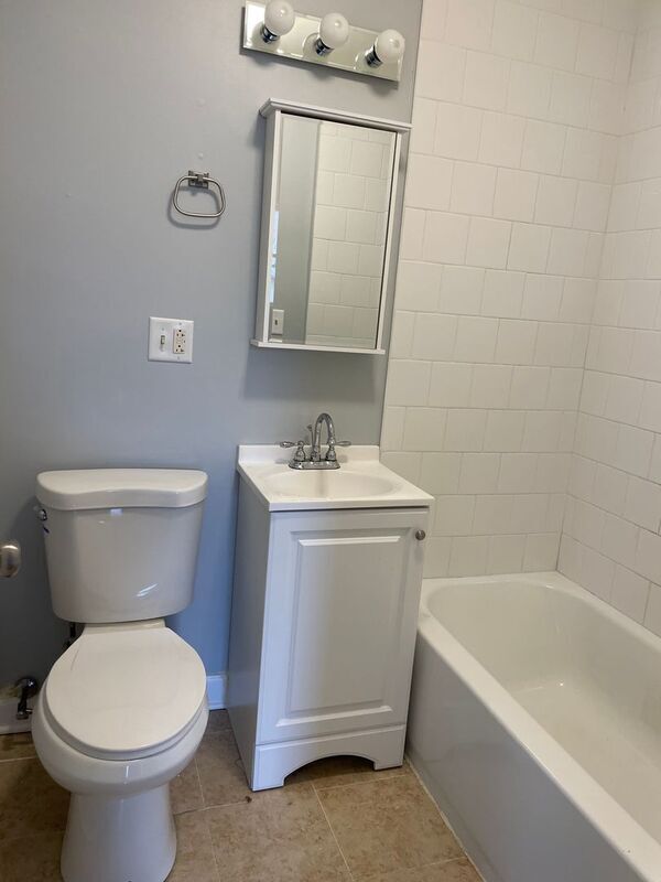 Building Photo - 728 N Pine Ave