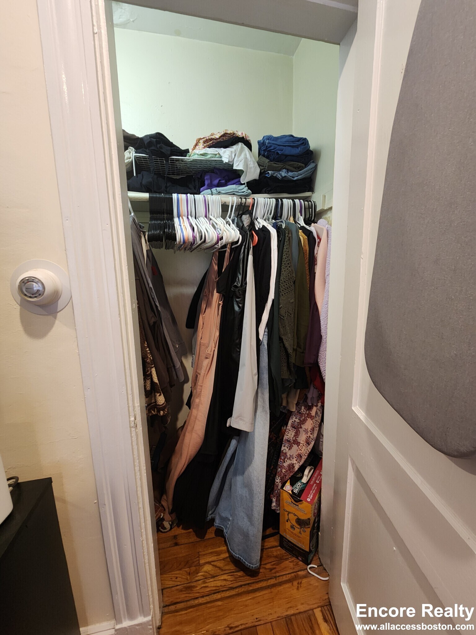 Building Photo - 208 Kelton St