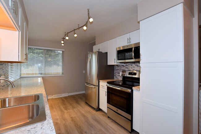 Kitchen - 1801 Crestmore Pl