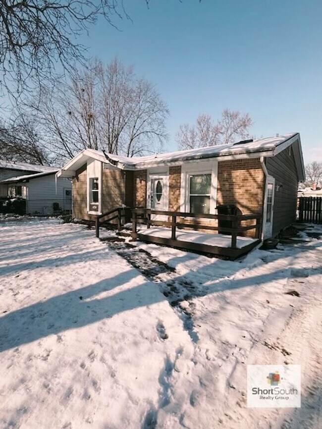 Building Photo - Lansing 4 bed 2 bath single family home with fenced in back yard.