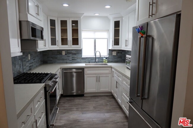 Building Photo - 944 Palm Ave