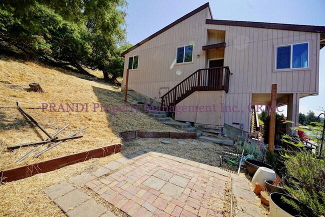 Building Photo - Quality Duplex, Right Near Downtown!