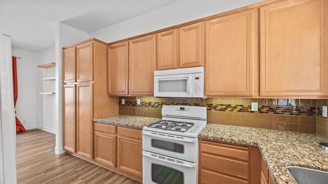 Building Photo - Tri-Level Townhome in Tustin