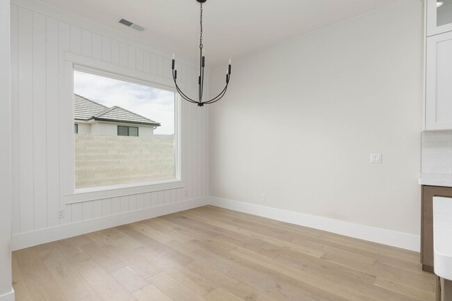 Building Photo - Stunning  4 bed | 3 bath | 3 car garage cu...