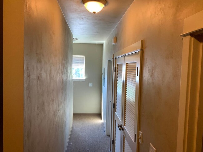 Building Photo - 2 Bedroom, 2 Bath Close to U of O campus on 14th & Patterson