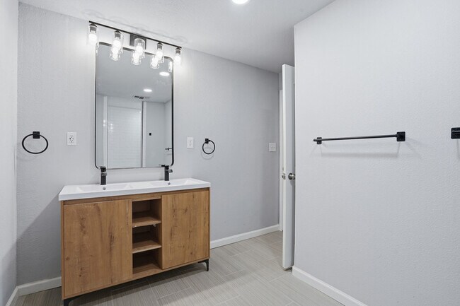 Building Photo - 2933 S Hills Ave