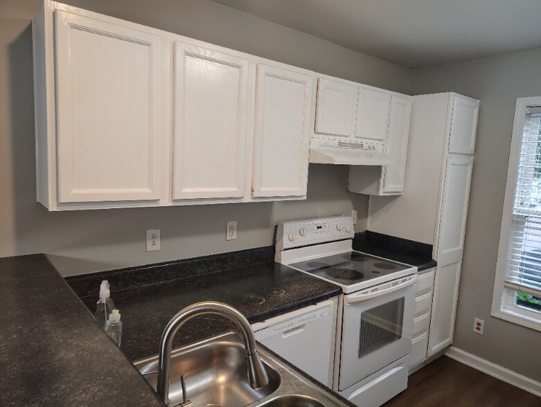 Building Photo - 6001 Mullens Dr