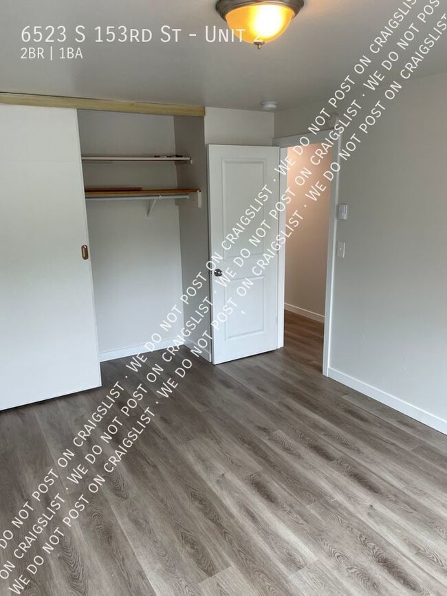 Building Photo - Tukwila - Updated 2 Bedroom / 1 Bath Apart...