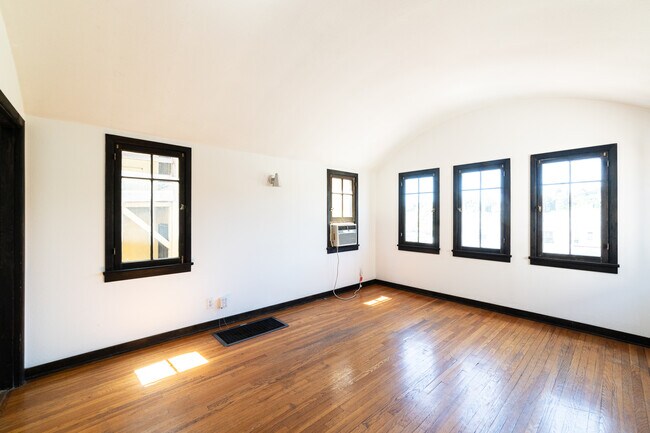 Building Photo - 836 Silverlake Blvd-