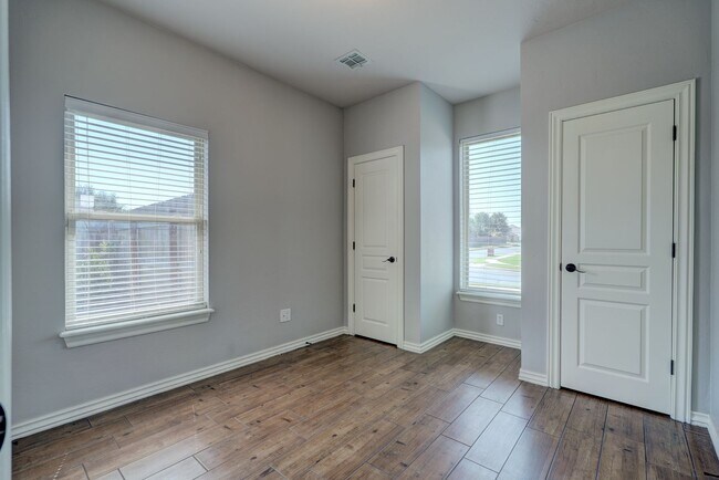 Building Photo - Stunning 3 Bedroom Home with Fireplace, Community Amenities & Open Floor Plan