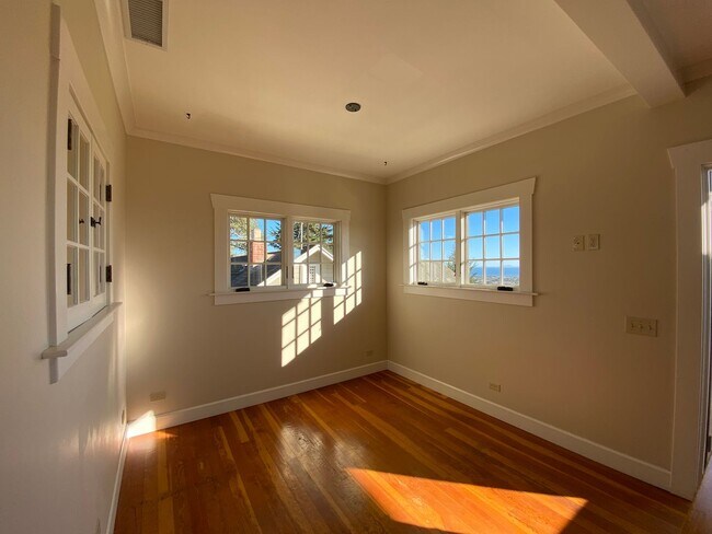 Building Photo - Enchanting 1-Bedroom, 1-Bath Oasis with Stunning Views