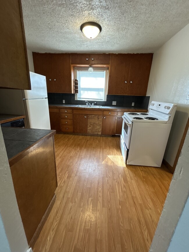 Building Photo - 411 W 9th St