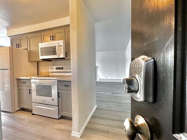 Building Photo - Newly Remodeled Top-Floor Duplex w/ Lake a...