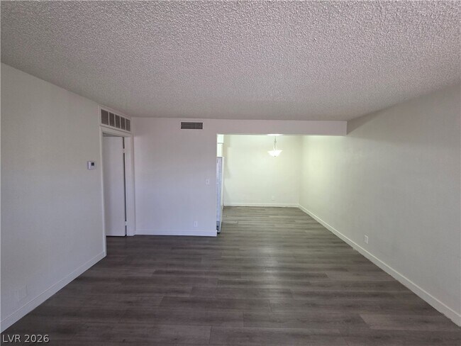 Building Photo - 615 S Royal Crest Cir