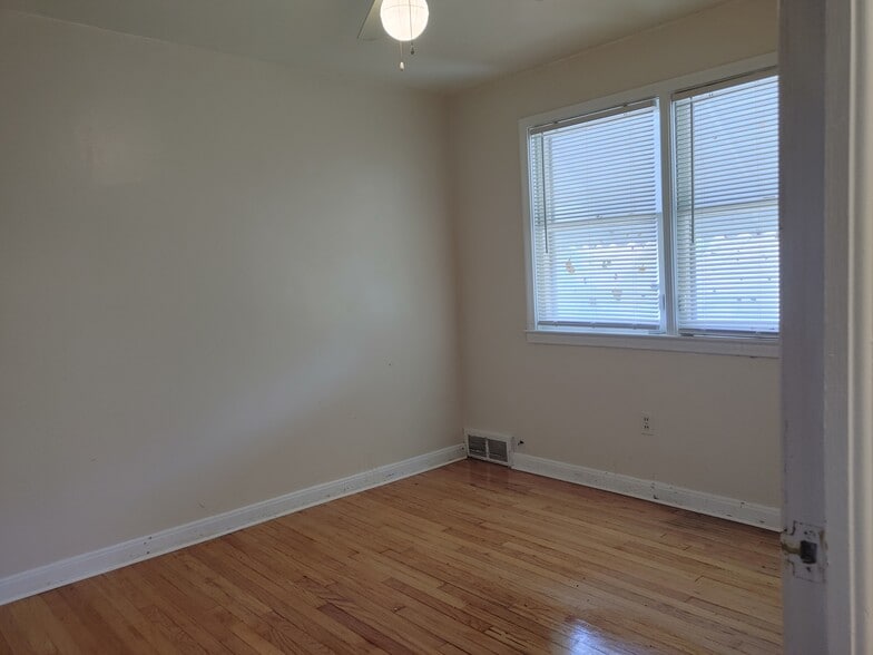 Bedroom 2 - 19477 Greenfield Rd