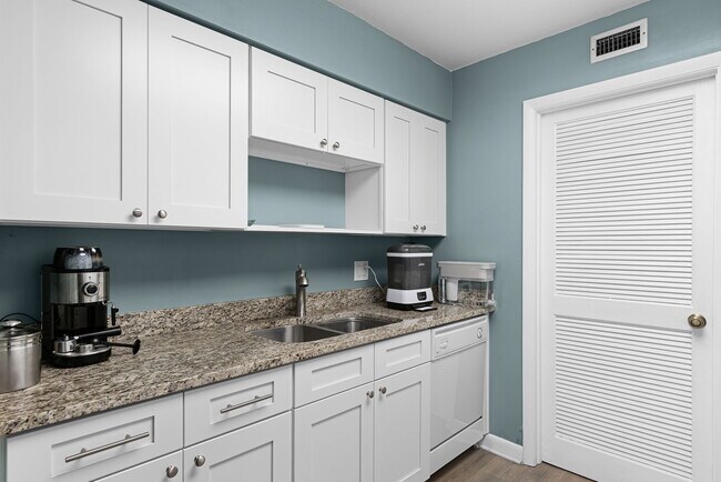 Building Photo - 260 Crown Oaks Way