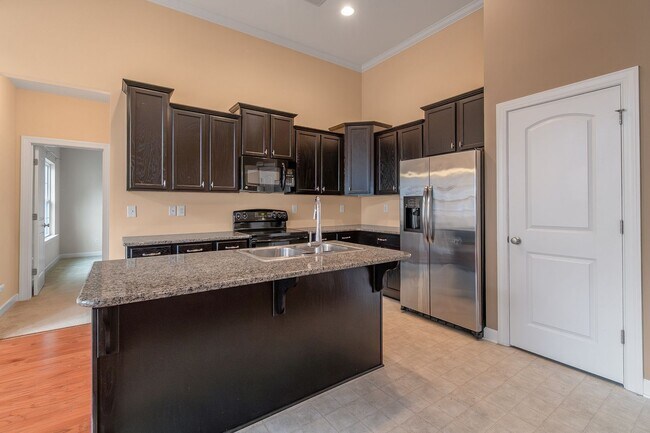 Building Photo - Beautiful Condo Minutes from Ballantyne wi...