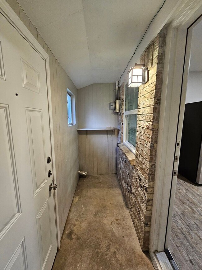 Building Photo - Spacious 2BR Duplex in Fort Worth