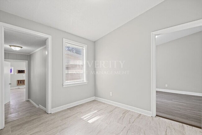 Building Photo - 5040 Colewood Ave