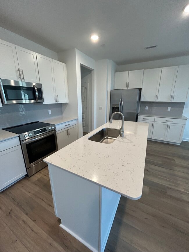 Building Photo - 700 Dreamers Private Ln