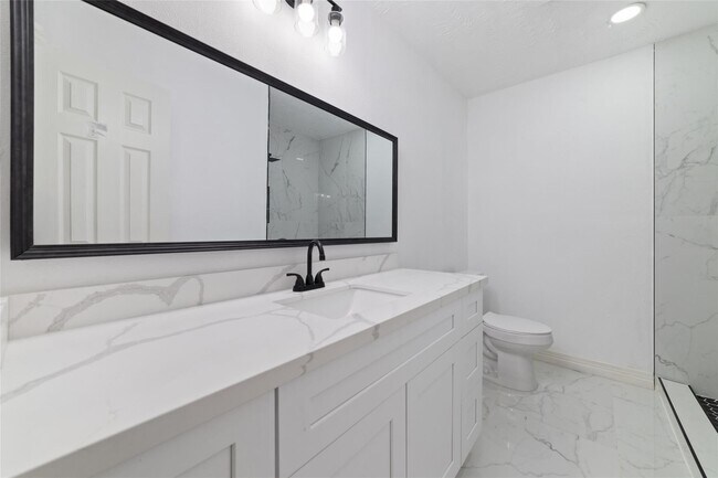 Building Photo - 9114 Mahoning Dr