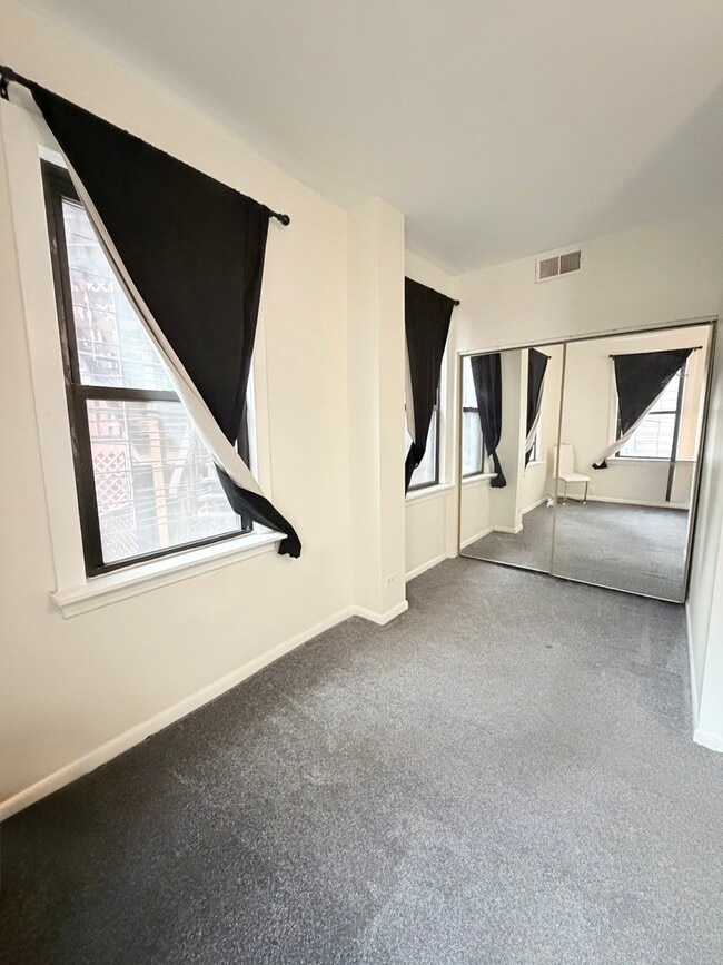 Building Photo - 642 N Dearborn St