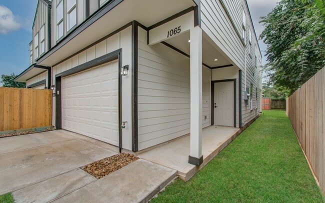 Building Photo - 1065 South Ln