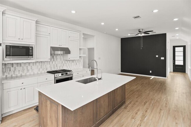 Building Photo - 28806 Bobcat Run Dr