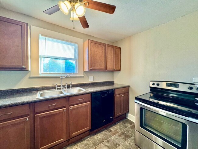 Building Photo - 1-Bedroom, 1-Bath Apartment in Junius Heights
