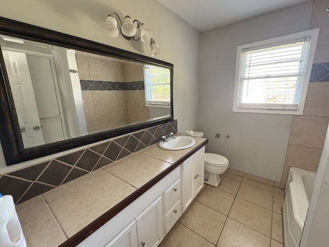 Building Photo - Stunning Three Bedroom Home with Detached Efficiency!