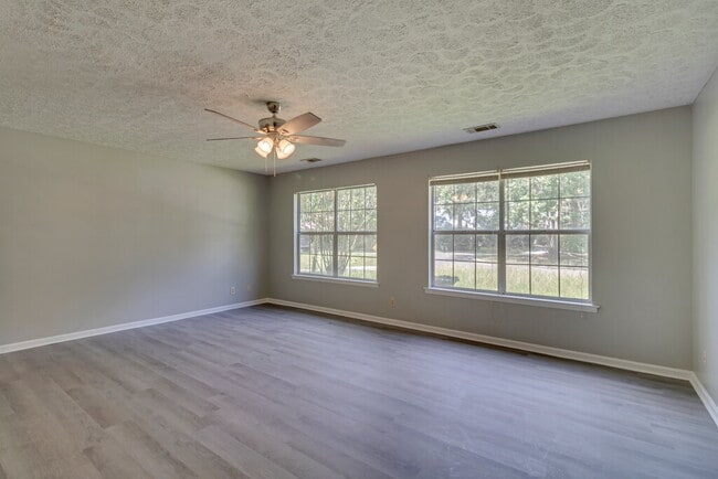 Building Photo - Nicely Renovated Ranch in Richmond Hill with Hard Surface Floors Throughout