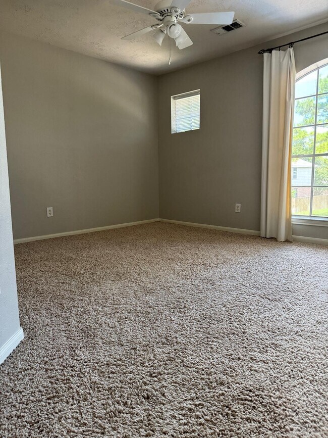 Building Photo - 18219 Water Mill Dr