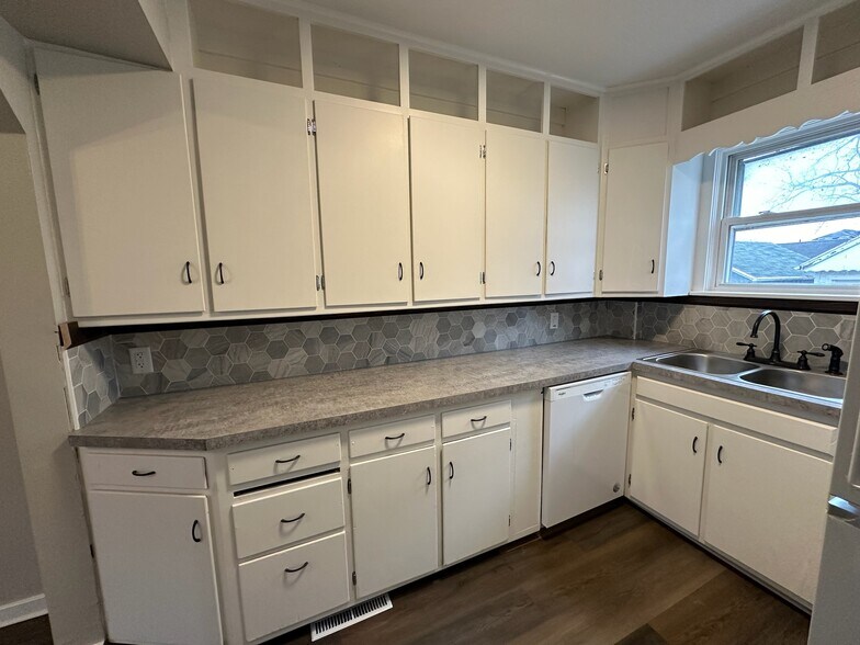 Kitchen - 154 W Plumer St