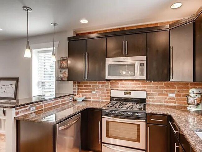 Building Photo - Charming End-Unit Townhome for Rent in Cur...