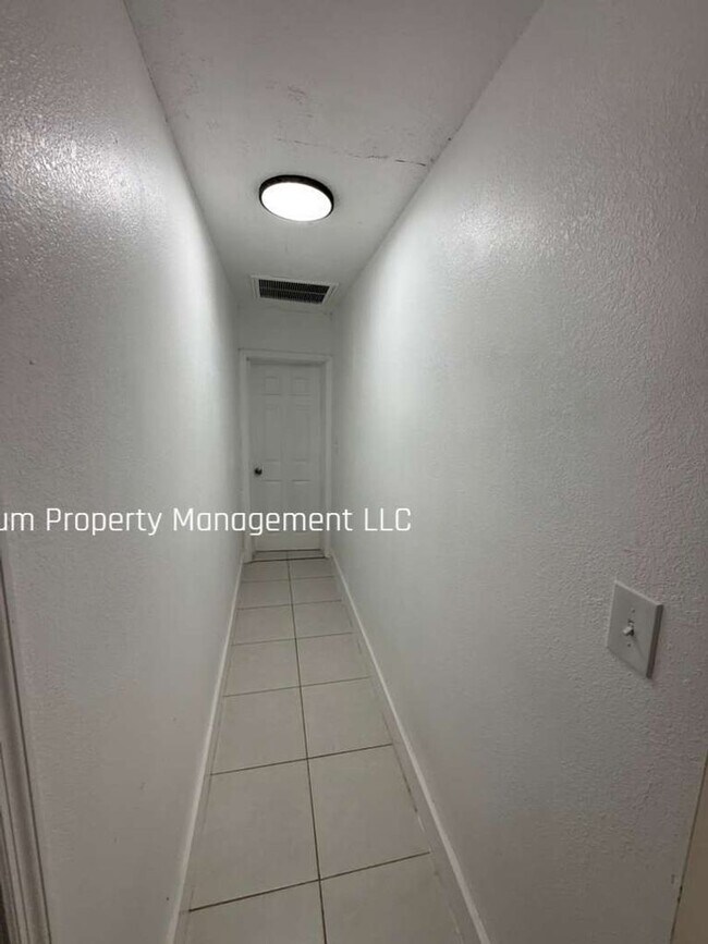 Building Photo - BEAUTIFUL & REMODELED 3/2 AVAILABLE NOW!!