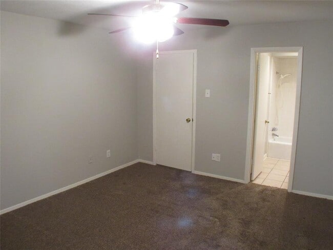 Building Photo - 10406 Shadow Bend Dr