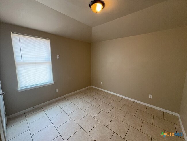 Building Photo - 1300 Vanguard Ln